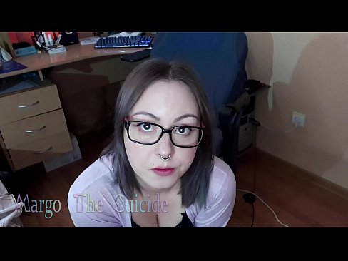 ❤️ 戴眼鏡的性感女孩在鏡頭前深吸假陽具 ️ 超級色情 在我們 ❌❤